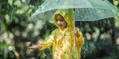 durasi maksimal anak main hujan