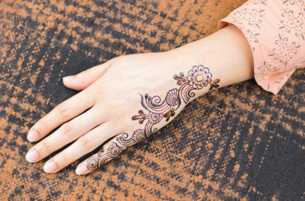 Cara Menghilangkan Henna di Tangan