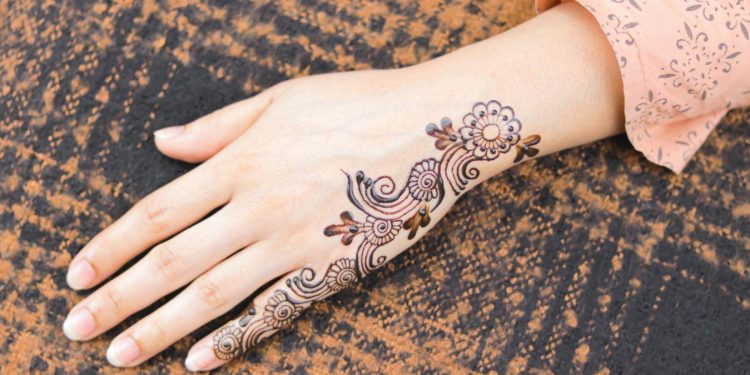Cara Menghilangkan Henna di Tangan