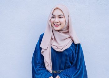 Warna Jilbab Yang Cocok dengan Baju Navy
