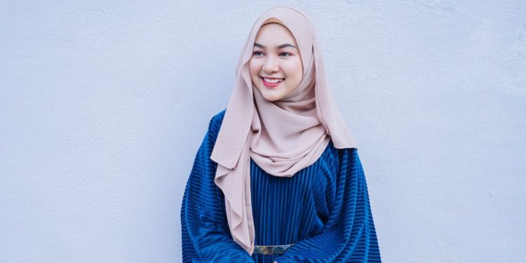 Warna Jilbab Yang Cocok dengan Baju Navy