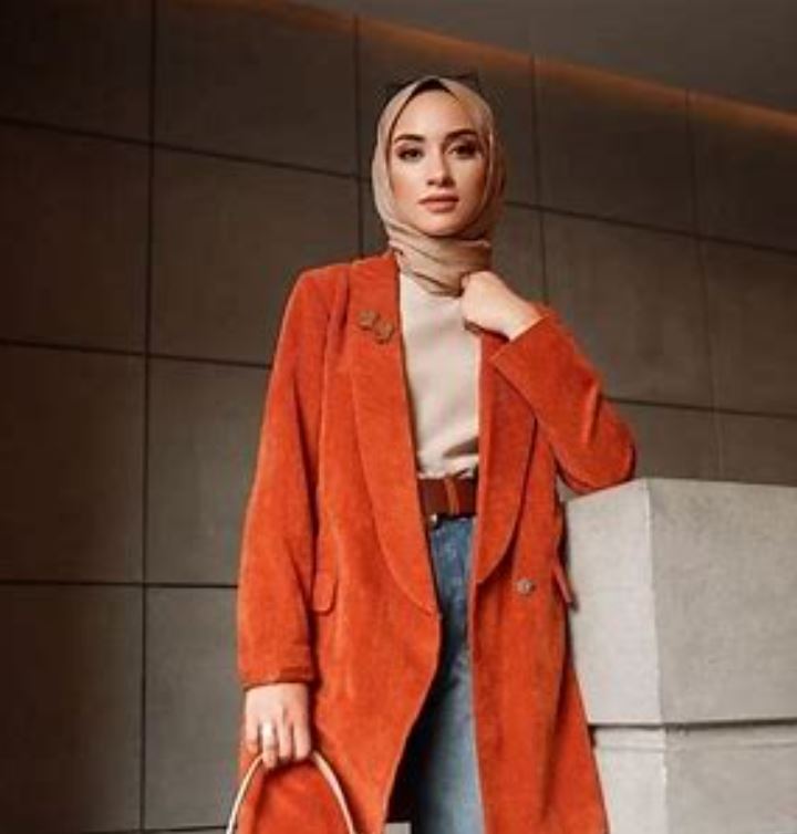 Jilbab Gold Cocok Dengan Baju Merah Bata