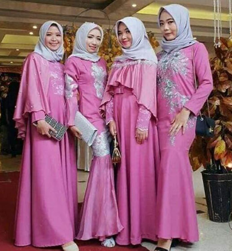 Brokat Pink Cocok dengan Jilbab Abu-Abu