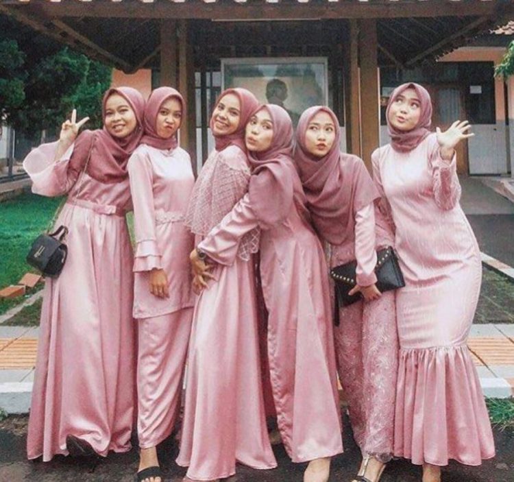 Brokat Pink Cocok dengan Jilbab Warna Apa? Berikut Rekomendasinya