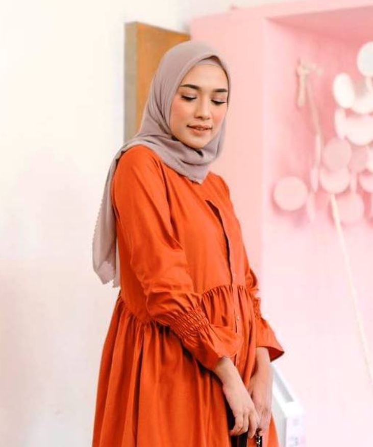 Baju Orange Cocok dengan Jilbab Warna Nude