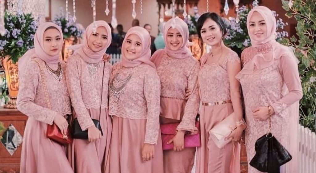 Warna Jilbab untuk Brokat Warna Pink