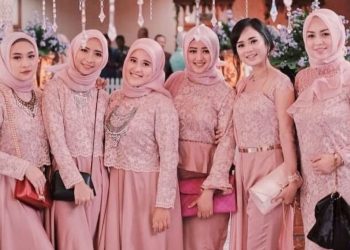 Warna Jilbab untuk Brokat Warna Pink