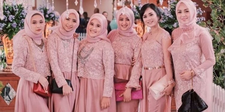 Warna Jilbab untuk Brokat Warna Pink
