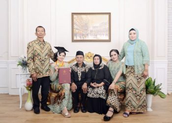model baju orang tua untuk acara wisuda