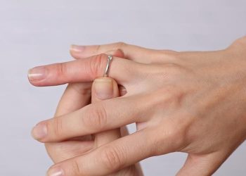 cara melepas cincin yang kekecilan