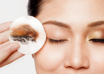 cara menghilangkan maskara waterproof