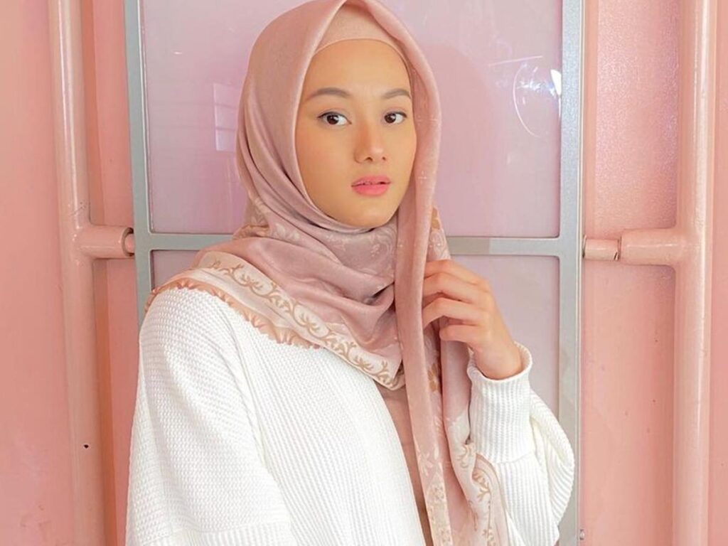 gamis putih cocok dengan hijab warna apa