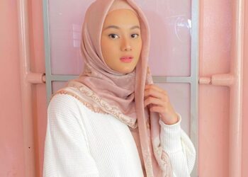 gamis putih cocok dengan hijab warna apa