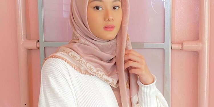 gamis putih cocok dengan hijab warna apa