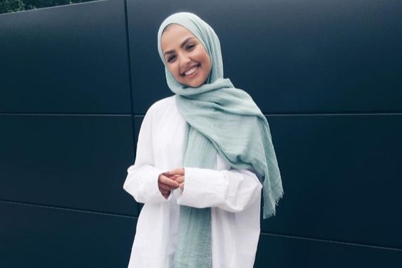 gamis putih dan hijab tosca
