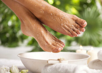 Manfaat Merendam Kaki dengan Air Hangat